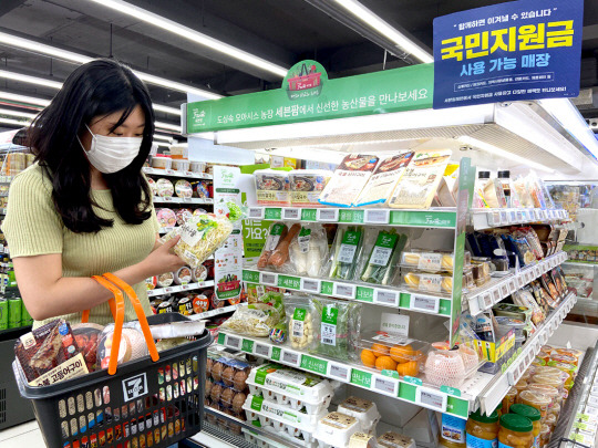 국내 편의점들이 다양한 서비스를 속속 선보이면서 만능 생활 플랫폼으로 거듭나고 있다. 최근에는 기존 대형마트와 슈퍼마켓에서 팔던 농산물·신선식품까지 장악하며 ‘오프라인 유통 채널 1번’으로 급부상했다.  세븐일레븐 제공