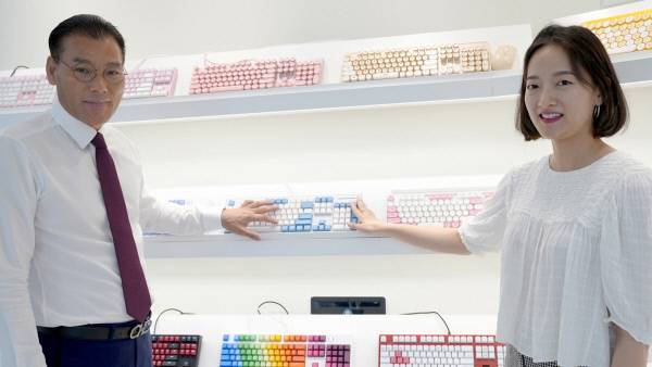 오광근 앱코 대표(왼쪽)가 자체 개발한 앱코 키보드를 소개하고 있다.