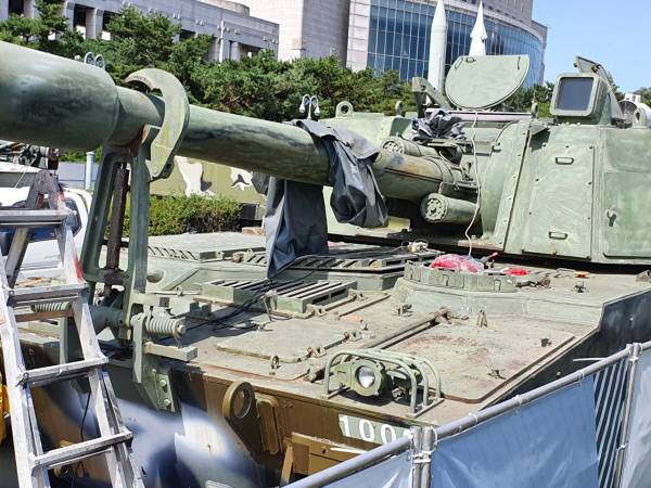 수출효자 상품인 명품무기 K-9 자주포의 원조로 ADD가 1995년 개발한 ‘XK9 자주포 선행시제품’이 11월 서울 용산 전쟁기념관 옥외 ‘화포존’에 전시될 예정이다. 충남 태안 ADD 안흥시험장에서 최근 전쟁기념관으로 옮겨왔다. 디펜스타임즈 제공