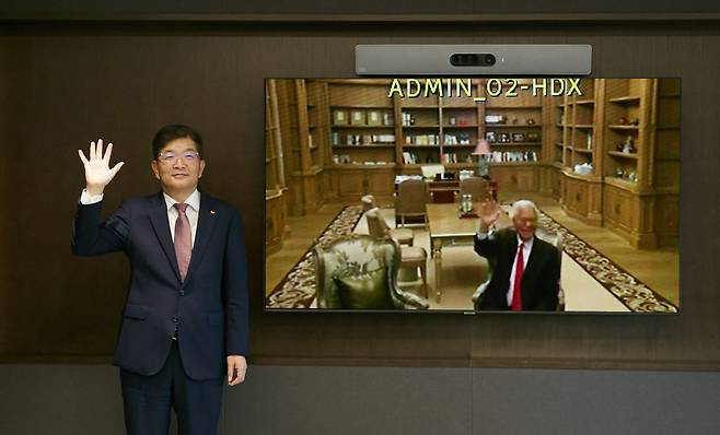 나경수 SK지오센트릭 사장(왼쪽)은 15일 인도네시아 제지기업 APP그룹과 친환경 종이 포장재 개발 협력을 위한 MOU를 체결했다. 오른쪽 화면 속 인물은 황즈위엔(黄志源) APP그룹 회장. [SK이노베이션 제공]