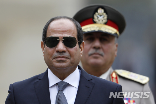 【파리=AP/뉴시스】이집트 대통령 선거가 오는 3월 26~28일 실시된다. 사진은 연임이 확실시되는 압델 파타 엘시시 이집트 대통령이 2017년 10월 24일 프랑스 파리를 방문해 군의 환영 행사에 참석했을 당시의 모습. 2018.1.9.