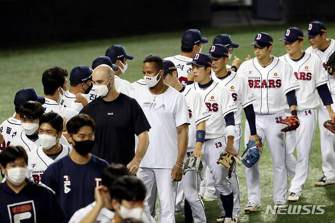 [서울=뉴시스] 김병문 기자 = 8일 오후 서울 송파구 잠실야구장에서 열린 2021 KBO리그 키움 히어로즈와 두산 베어스의 경기, 7:1로 키움을 꺾은 두산 선수들이 기뻐하고 있다. 2021.09.08. dadazon@newsis.com