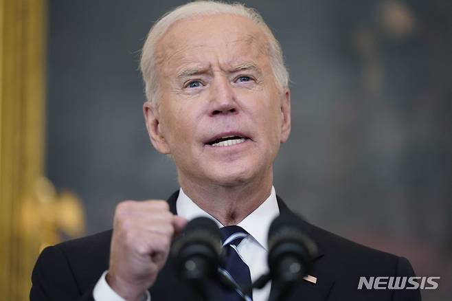 [워싱턴=AP/뉴시스] 조 바이든 미국 대통령이 9일(현지시간) 백악관 다이닝룸에서 연설하고 있다. 바이든 대통령은 그간 연방 정부를 상대로 시행한 백신 접종 지침을 100인 이상 사업장으로 확대하는 내용 등이 포함된 코로나19 새 대응 전략을 공개했다. 2021.09.10.