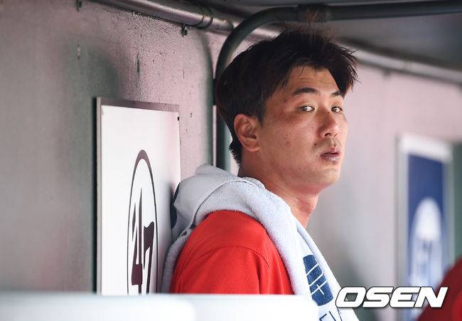 [OSEN=주피터(미국 플로리다주), 박준형 기자]경기에 앞서 김광현이 더그아웃에서 생각에 잠겨 있다. / soul1014@osen.co.kr