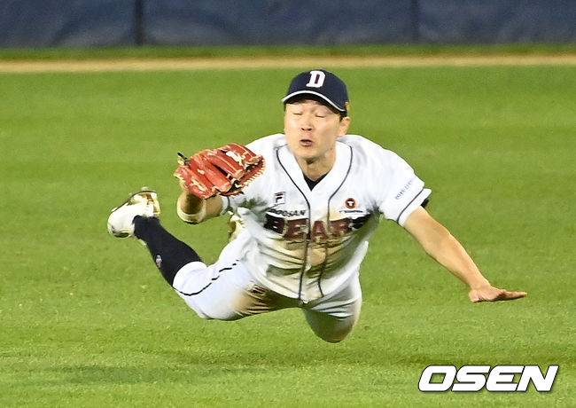 [OSEN=잠실, 이대선 기자]6회초 무사 1루에서 두산 정수빈이 KT 김민혁의 타구를 잡고 있다. 2021.09.15 /sunday@osen.co.kr