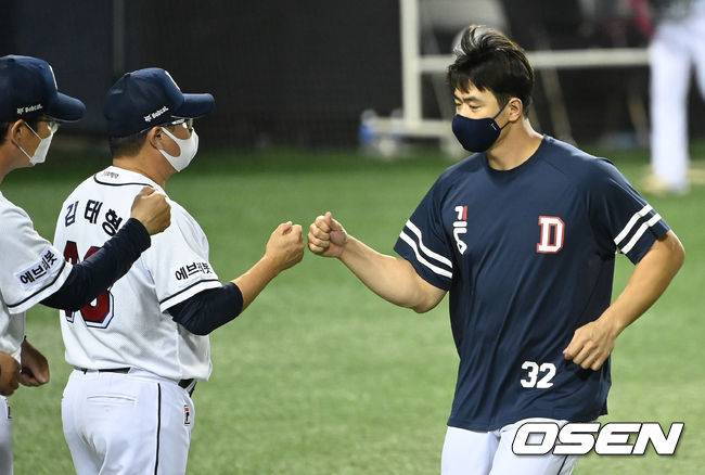 [OSEN=잠실, 이대선 기자]두산은 전날 패배 설욕과 함께 KT전 3연패에서 탈출하며 시즌 50승 3무 51패를 기록했다. 반면 최근 4연승이 좌절된 KT는 62승 4무 40패가 됐다.경기 종료 후 두산 김재환이 김태형 감독과 승리의 기쁨을 나누고 있다. 2021.09.15 /sunday@osen.co.kr