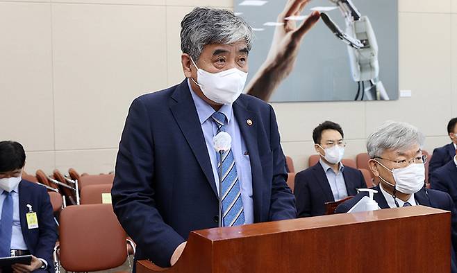 한상혁 방송통신위원장이 14일 국회에서 열린 과학기술정보방송통신위원회 전체회의에서 안건 처리 후 인사말을 하고 있다. 국회 제공