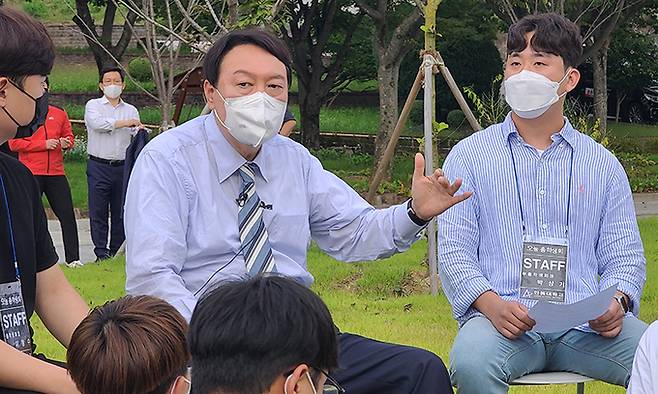 국민의힘 대선주자인 윤석열 전 검찰총장이 13일 안동대학교를 방문해 학생들과 대화하고 있다. 뉴시스
