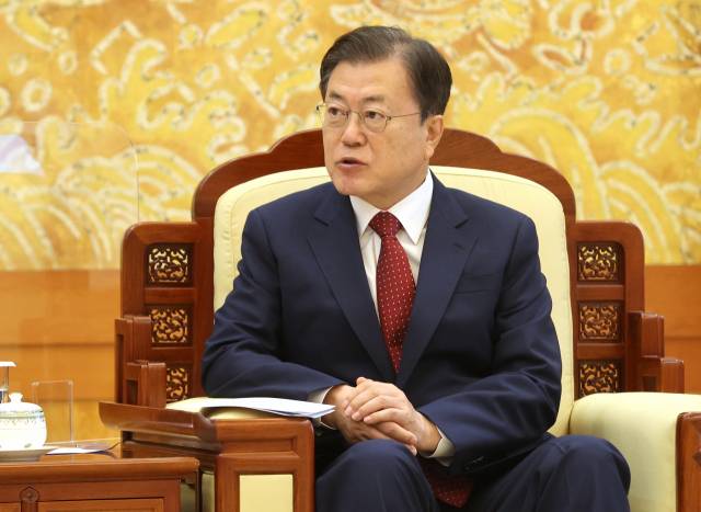 문재인 대통령이 15일 청와대 본관 접견실에서 왕이 중국 국무위원 겸 외교부장을 접견하며 인사말을 하고 있다. /연합뉴스