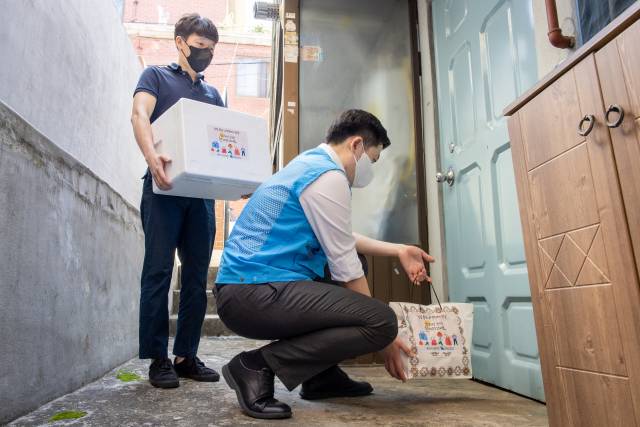 신길종합사회복지관 소속의 사회복지사가 추석 명절을 맞아 15일 영등포구 내 독거 노인이 거주하는 가구를 방문해 한국수출입은행이 후원한 송편이 든 도시락과 밀키트를 전달하고 있다. /사진 제공=한국수출입은행