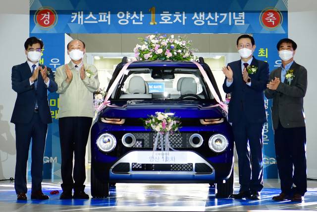 공영운(왼쪽부터) 현대차 사장, 박광태 광주글로벌모터스 대표, 이용섭 광주시장, 윤종해 한국노총 광주본부 의장이 15일 광주 빛그린산업단지 내 GGM 공장에서 열린 캐스퍼 1호차 생산기념식에서 박수를 치고 있다./연합뉴스