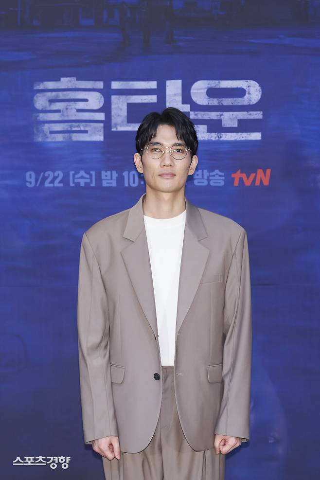 배우 엄태구가 15일 온라인 중계 형식으로 열린 tvN 수목극 ‘홈타운’ 제작발표회에 앞서 포즈를 취하고 있다. 사진 tvN
