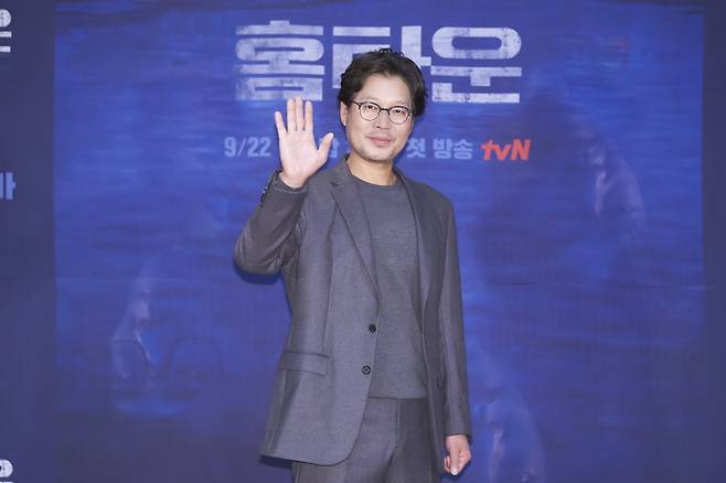 ▲ 배우 유재명이 15일 tvN 새 수목드라마 '홈타운' 제작발표회에 참석해 포즈를 취하고 있다. 제공|tvN