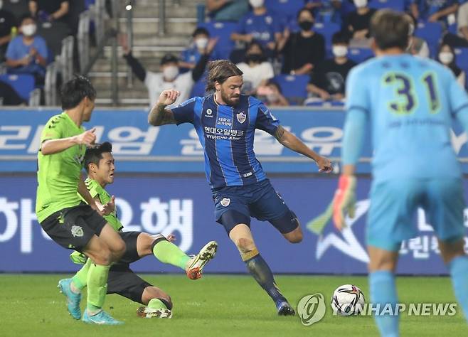 전북 진영 돌파한 불투이스 (울산=연합뉴스) 김용태 기자 = 10일 울산 문수축구경기장에서 열린 프로축구 하나원큐 K리그1 울산 현대와 전북 현대의 경기에서 울산 불투이스가 드리블 돌파 후 패스하고 있다. 2021.9.10 yongtae@yna.co.kr