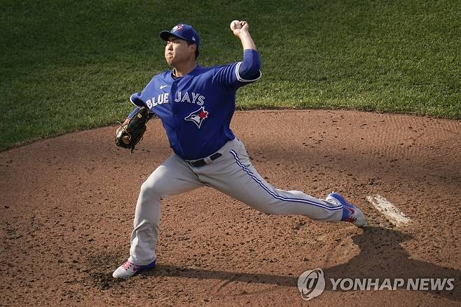 2⅓이닝 7실점 '시즌 최악투' 기록한 류현진 (볼티모어 AP=연합뉴스) 토론토 블루제이스의 류현진이 11일(현지시간) 미국 메릴랜드주 볼티모어의 오리올 파크 앳 캠든야즈에서 열린 미국프로야구 메이저리그(MLB) 볼티모어 오리올스와의 원정경기 더블헤더 1차전에 선발 등판해 2회에 투구하고 있다. 류현진은 2⅓이닝 8피안타(2홈런) 1볼넷 4탈삼진 7실점(7자책점)의 시즌 최악투를 기록해 강판당했으나, 팀이 7회에 11-10 역전승을 거둬 패전은 면했다. leekm@yna.co.kr
