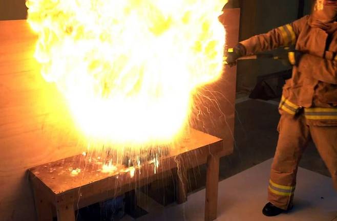 불붙은 식용유에 물을 붓자 화염이 확산하는 모습 [제주소방안전본부 제공 영상 캡처. 재판매 및 DB 금지]