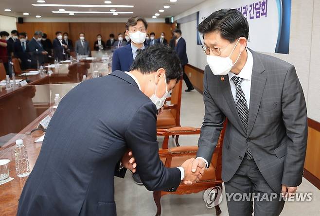 참석자들과 인사하는 노형욱 장관 (서울=연합뉴스) 김도훈 기자 = 노형욱 국토교통부 장관이 9일 오후 서울 여의도 대한주택건설협회에서 열린 제2차 주택공급기관 간담회에서 참석자들과 인사하고 있다. 2021.9.9 superdoo82@yna.co.kr