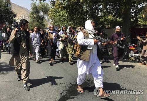 총 들고 아프간 시위대 향하는 탈레반 대원들     (카불 AP=연합뉴스) 지난 9월 7일(현지시간) 아프가니스탄 수도 카불의 파키스탄대사관 인근에서 반(反)파키스탄 시위가 벌어진 가운데 총을 든 탈레반 대원들이 구호를 외치는 시위대를 향해 걸어가고 있다. 아프간을 장악한 이슬람 무장조직 탈레반이 이날 반파키스탄 시위대를 향해 발포, 여러 명이 다쳤다고 외신들이 보도했다.