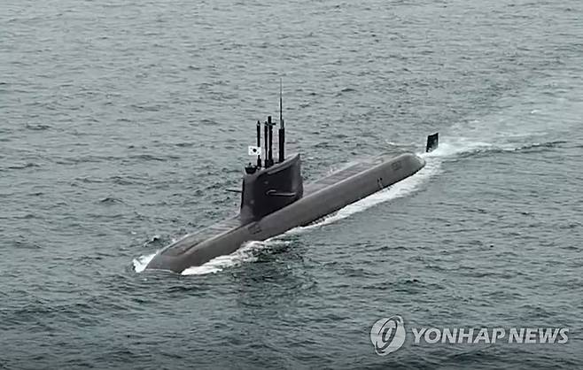 SLBM 탑재한 도산 안창호함 (서울=연합뉴스) 우리나라가 독자 개발한 잠수함발사탄도미사일(SLBM)을 탑재한 도산안창호함(3천t급)이 15일 시험발사를 위해 이동하고 있다. [국방부 제공. 재판매 및 DB 금지] photo@yna.co.kr