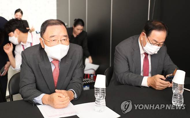 '국민 시그널 면접' 지켜보는 정홍원 선거관리위원장 (서울=연합뉴스) 9일 서울 금천구 즐스튜디오에서 열린 국민의힘 대선 경선 후보 '국민 시그널 면접'에서 정홍원 선거관리위원장이 면접 모습을 지켜보고 있다. 2021.9.9 [국회사진기자단] toadboy@yna.co.kr