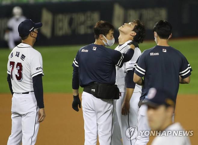 최원준, 괜찮은지 (서울=연합뉴스) 박동주 기자 = 15일 서울 잠실야구장에서 열린 프로야구 두산과 KT의 경기. 6회초 1사 1루에서 두산 포수 최용제의 송구에 맞은 최원준이 쓰러졌다 일어나 목 상태를 살펴보고 있다. 2021.9.15 pdj6635@yna.co.kr