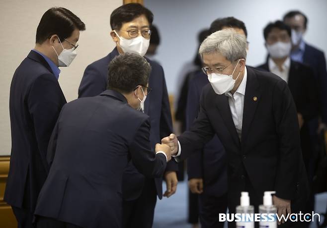 16일 오후 서울 중구 은행회관에서 열린 금융위원장-금융협회장 간담회에서 고승범 금융위원장(오른쪽)이 금융협회장들과 인사를 나누고 있다./사진=이명근 기자 qwe123@