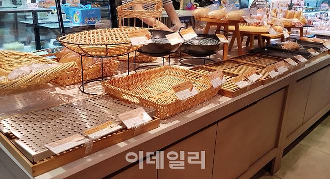 ▲16일 오전 서울 용산구 파리바게뜨 A가맹점 모습. 매대 곳곳에 빈자리가 눈에 띈다.(사진=김범준 기자)