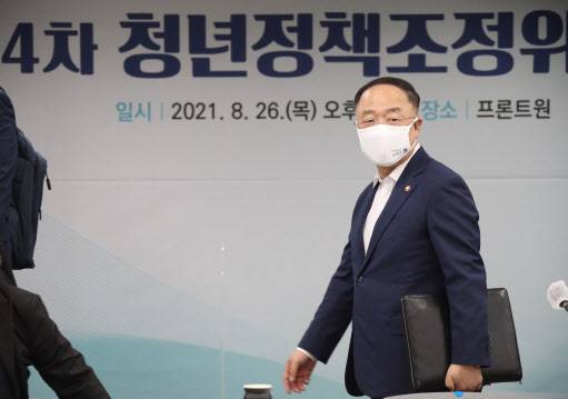 홍남기 부총리 겸 기획재정부 장관이 지난달 26일 서울 마포구 프론트원에서 열린 제4차 청년정책조정위원회에 참석하고 있다. (사진=연합뉴스)