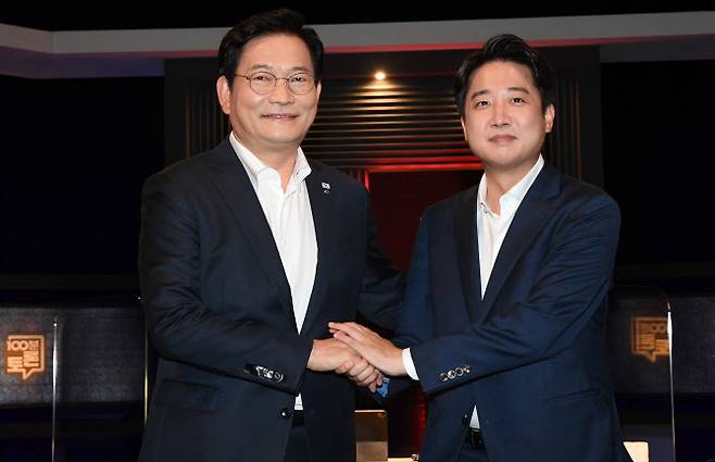 송영길(왼쪽) 더불어민주당 대표와 이준석 국민의힘 대표가 16일 오후 서울 상암동 MBC에서 열린 100분 토론 ‘추석특집 여야 당대표 토론, 민심을 읽다’에서 기념촬영을 하고 있다. (사진=연합뉴스)