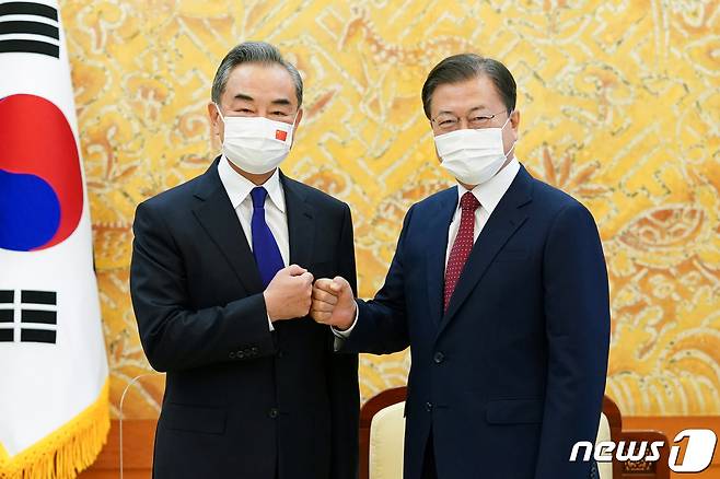 문재인 대통령이 15일 청와대 본관 접견실에서 왕이 중국 국무위원 겸 외교부장과 접견, 기념촬영을 하고 있다. 2021.9.15/뉴스1 © News1 유승관 기자