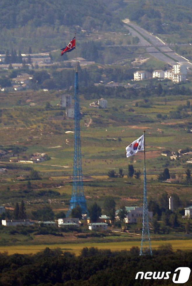 16일 경기 파주시 접경지역에서 바라본 북측 기정동 마을과 남측 대성동 마을에 각각 인공기와 태극기가 펄럭이고 있다. 2021.9.16/뉴스1 © News1 신웅수 기자