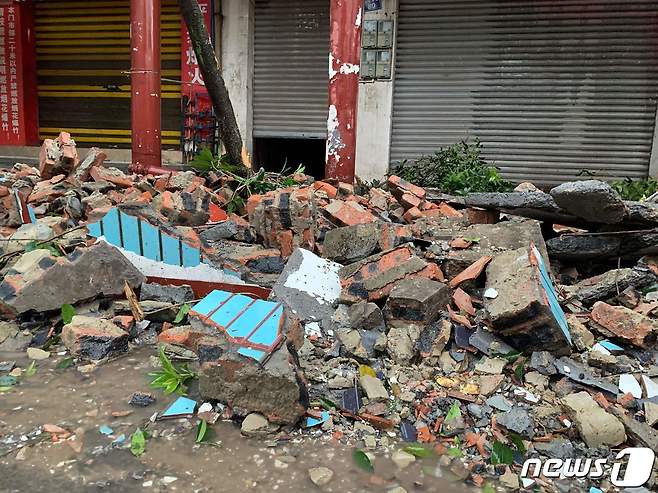 16일 중국 남서부 쓰촨성 루저우시에서 규모 6.0 지진이 발생했다. © AFP=뉴스1 © News1 정윤영 기자