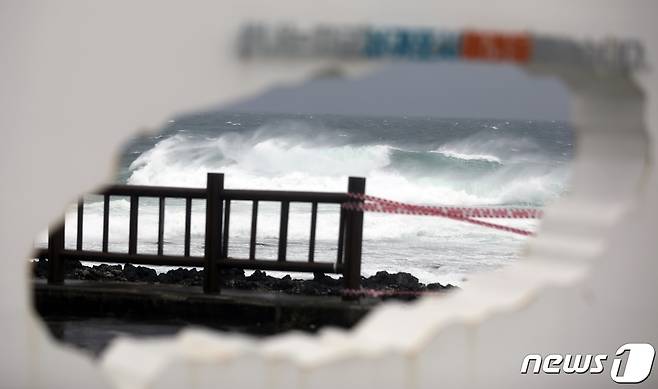 제14호 태풍 '찬투(CHANTHU)'가 접근 중인 16일 오후 제주 서귀포시 예래동 앞바다에 높은 파도가 치고 있다. 제주지방기상청은 이날 낮 12시를 기해 제주도 육·해상에 태풍주의보를 발효했다.2021.9.16/뉴스1 © News1 고동명 기자