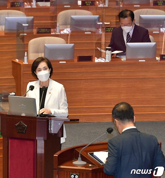 유은혜 사회부총리가 16일 국회 본회의장에서 열린 교육·사회·문화 분야 대정부질문에 출석, 최형두 국민의힘 의원 질의에 답변하고 있다. 2021.9.16/뉴스1 © News1 이동해 기자