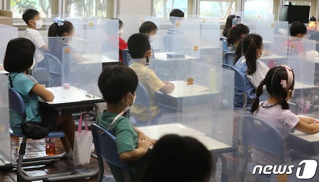 부산 한 초등학교 학생들이 등교해 수업을 듣고 있다. 2021.9.6/뉴스1 © News1 여주연 기자