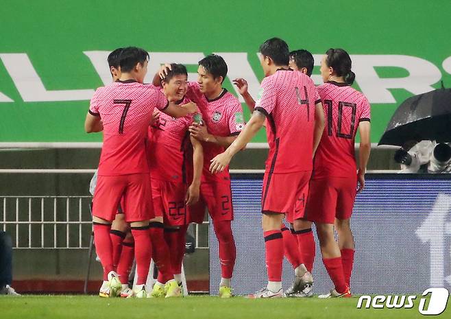 7일 오후 경기도 수원월드컵경기장에서 열린 2022 국제축구연맹(FIFA) 카타르 월드컵 아시아지역 최종예선 A조 대한민국과 레바논의 경기, 대한민국 권창훈이 선제골을 넣은 후 동료들과 기쁨을 나누고 있다. 2021.9.7/뉴스1 © News1 조태형 기자