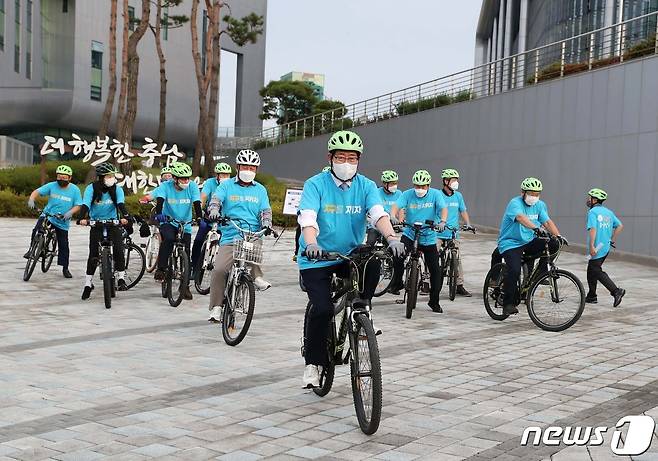 양승조 지사가 16일 황선봉 예산군수 및 자전거 동호인과 함께 자전거를 직접타며 내포신도시 자전거도로를 점검하고 있다.(충남도 제공).© 뉴스1