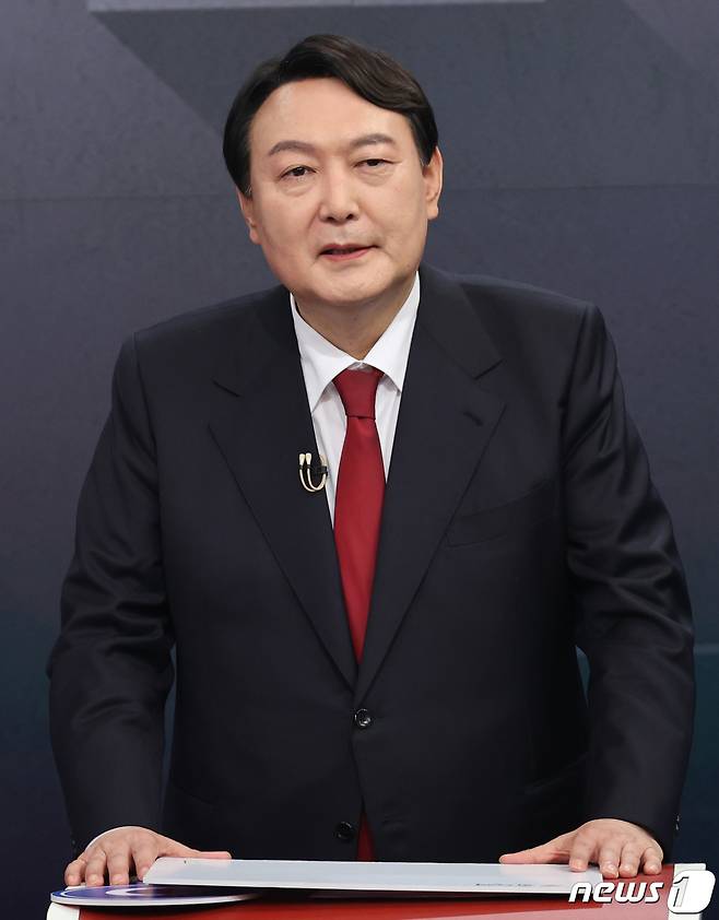 윤석열 국민의힘 대선 경선 후보가 16일 오후 서울 중구 스튜디오에서 열린 제20대 대통령선거 경선후보자 1차 방송토론회에 참석해 토론을 하고 있다. 2021.9.16/뉴스1 © News1 국회사진취재단