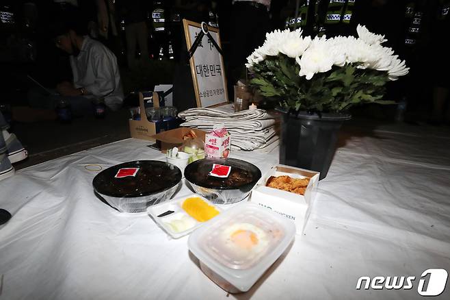 16일 오후 서울 영등포구 국회의사당역 3번출구 앞에 코로나19 장기화에 따른 정부의 영업제한으로 생활고에 시달려 극단선택을 한 자영업자를 추모하기 위한 합동분향소가 마련돼 자영업자들의 추모행렬이 이어지고 있다. 2021.9.16/뉴스1 © News1 조태형 기자