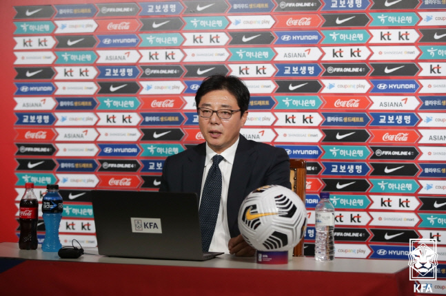 황선홍 U-23 대표팀 감독이 16일 화상 기자회견에서 질문에 답하고 있다. 제공 | 대한축구협회