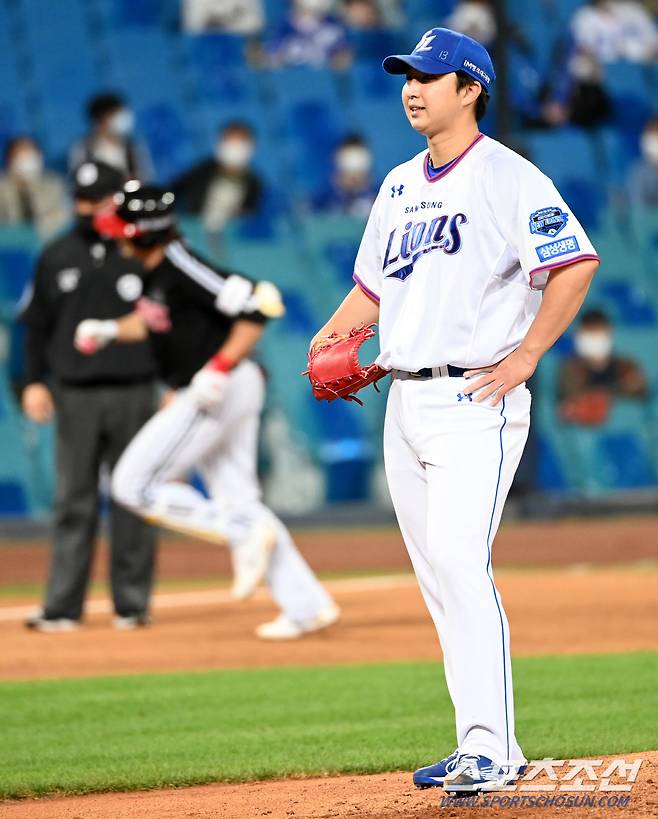 2021 KBO 리그 LG 트윈스와 삼성 라이온즈의 경기가 15일 대구 삼성라이온즈파크에서 열렸다. 5회초 1사 1루 LG 이형종이 2점홈런을 날렸다. 홈런을 허용한 삼성 최채흥이 아쉬워하고 있다. 대구=허상욱 기자 wook@sportschosun.com/2021.09.15/