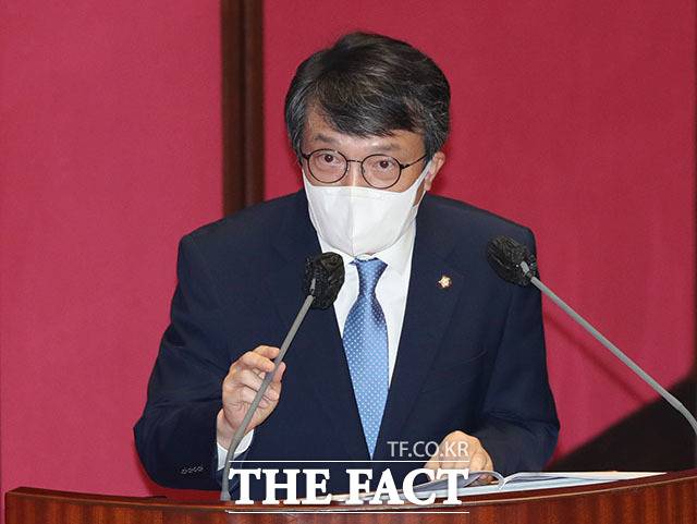 김의겸 의원은 이날 "언론사와 사주의 재산공개는 언론에게 영향력에 걸맞는 책임성을 지우고 공정하고 객관적인 보도를 하기 위한 기본 전제"라며 관련 법안을 발의할 것을 예고했다.