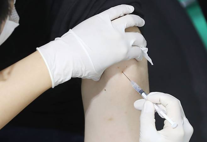 5일 오후 서울 서대문구 북아현문화체육센터에 마련된 코로나19 예방접종센터에서 시민이 백신을 맞고 있다. 2021.9.15/연합뉴스