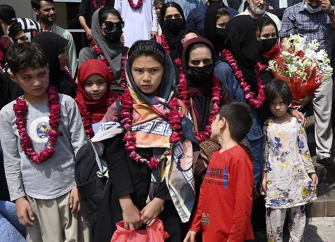 파키스탄 북동부 라호르에서 15일 이슬람 무장조직 탈레반이 장악한 아프가니스탄을 탈출한 14~16세 여자 청소년 축구팀과 가족들이 파키스탄축구연맹 본부에서 관계자들의 환영을 받고 있다. /AP연합뉴스