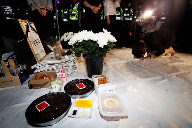 16일 서울 영등포구 여의도 국회의사당역 앞에 마련된 자영업자 임시 분향소에 동료 자영업자들이 보낸 짜장면, 치킨 등 음식이 놓여있다. /뉴시스