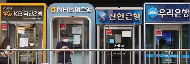 지난달 29일 오후 서울 시내에 주요 은행 ATM기기가 나란히 설치되어 있다. /연합뉴스