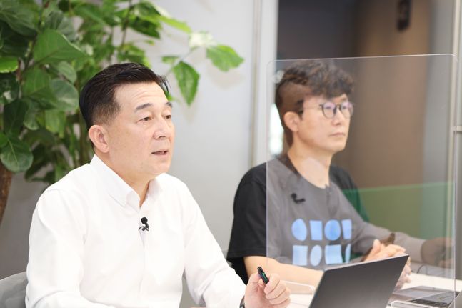 (왼쪽부터)김태창 네이버클라우드 사업총괄 전무와 장범식 네이버클라우드 서비스 개발 리더가 16일 진행된 온라인 밋업 행사에서 발표하고 있다. ⓒ네이버