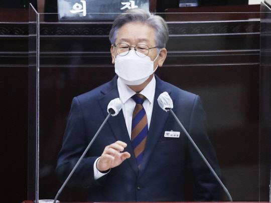 지난 9월15일 이재명 경기도지사가 경기도 수원시 경기도의회에서 열린 제354회 임시회 제4차 본회의에서 제3차 경기도 재난기본소득 등이 포함된 추가경정 예산안이 통과된 후 인사말을 하고 있다.연합뉴스