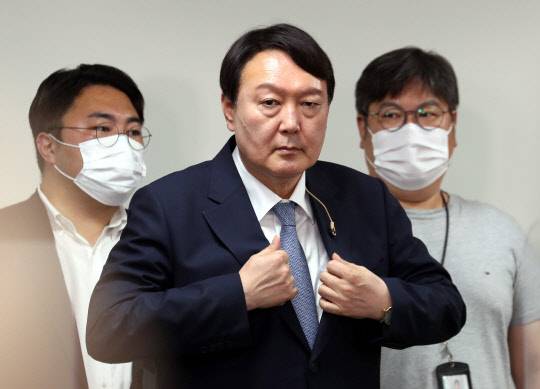 지난 9월12일 국민의힘 대선 예비후보인 윤석열 전 검찰총장이 서울 여의도 국민의힘 중앙당사에서 경선 예비후보 12명을 대상으로 진행된 유튜브 라이브 방송 '올데이 라방' 출연을 준비하고 있다.국회사진기자단·연합뉴스