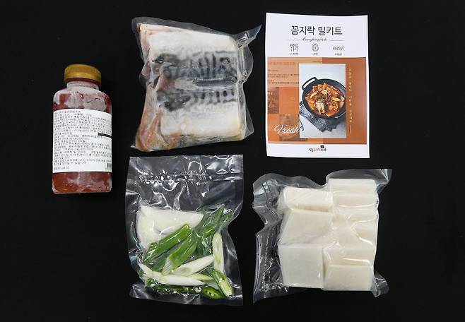 신도꼼지락시장에서 개발한 고등어조림 밀키트 구성품. 주문이 들어오면 시장 상인들이 참여하는 협동조합에서 각 점포로 연락을 돌리고, 상인들은 각자가 필요한 돼지고기, 고등어 닭 등을 손질해 진공포장 후 전용용기에 담아 완성한다.